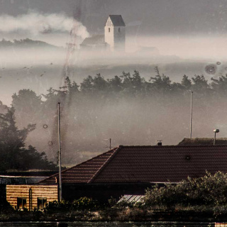 Nebel über Vrist Geheimnisvoller Nebel am frühen Morgen taucht den dänischen Ort Vrist in geheimnisvolles Licht
